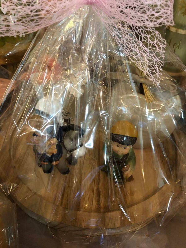 Houten plateau met beeldjes 2, appel, lichtjes