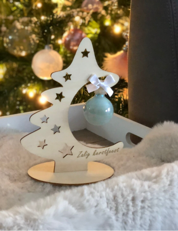 Houten kerstboompje met versiering