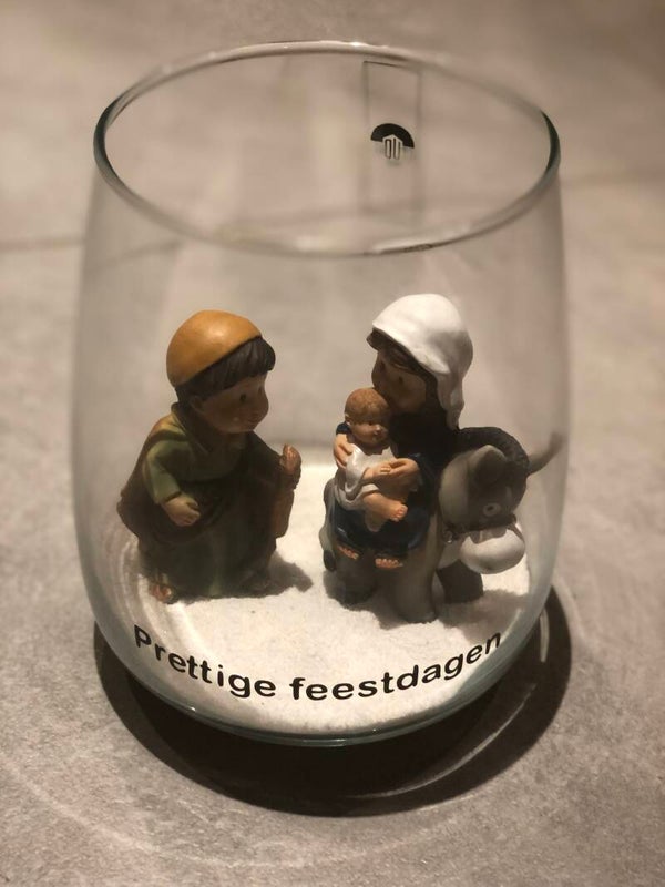 Vaas met beeldjes in