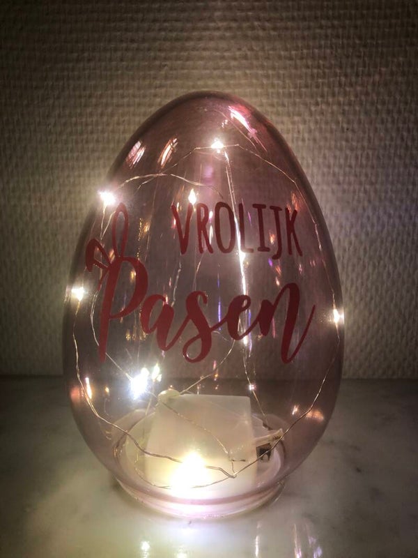 Glazen ei met lichtjes roze