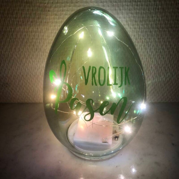 Glazen ei met lichtjes groen