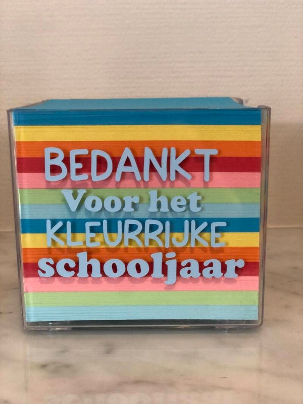 Memo blaadjes bedankt voor het kleurrijke schooljaar roze