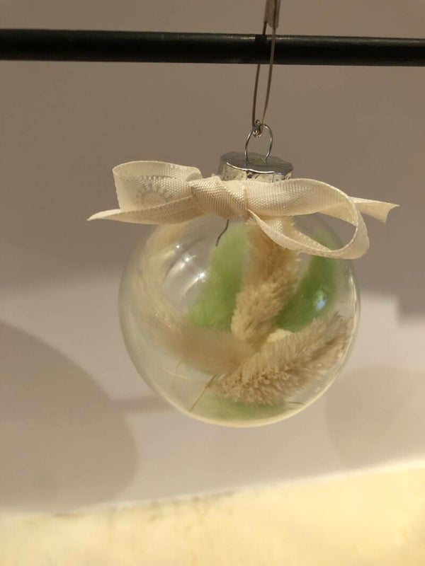 Kerstbal met droogbloemen groen