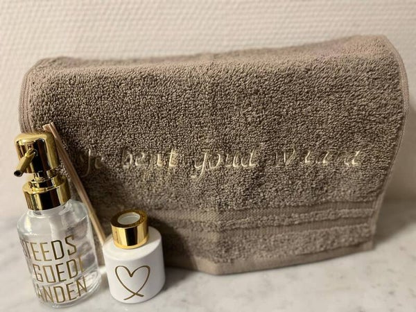 Pakket gastendoekje, geurstokjes en handzeep beige