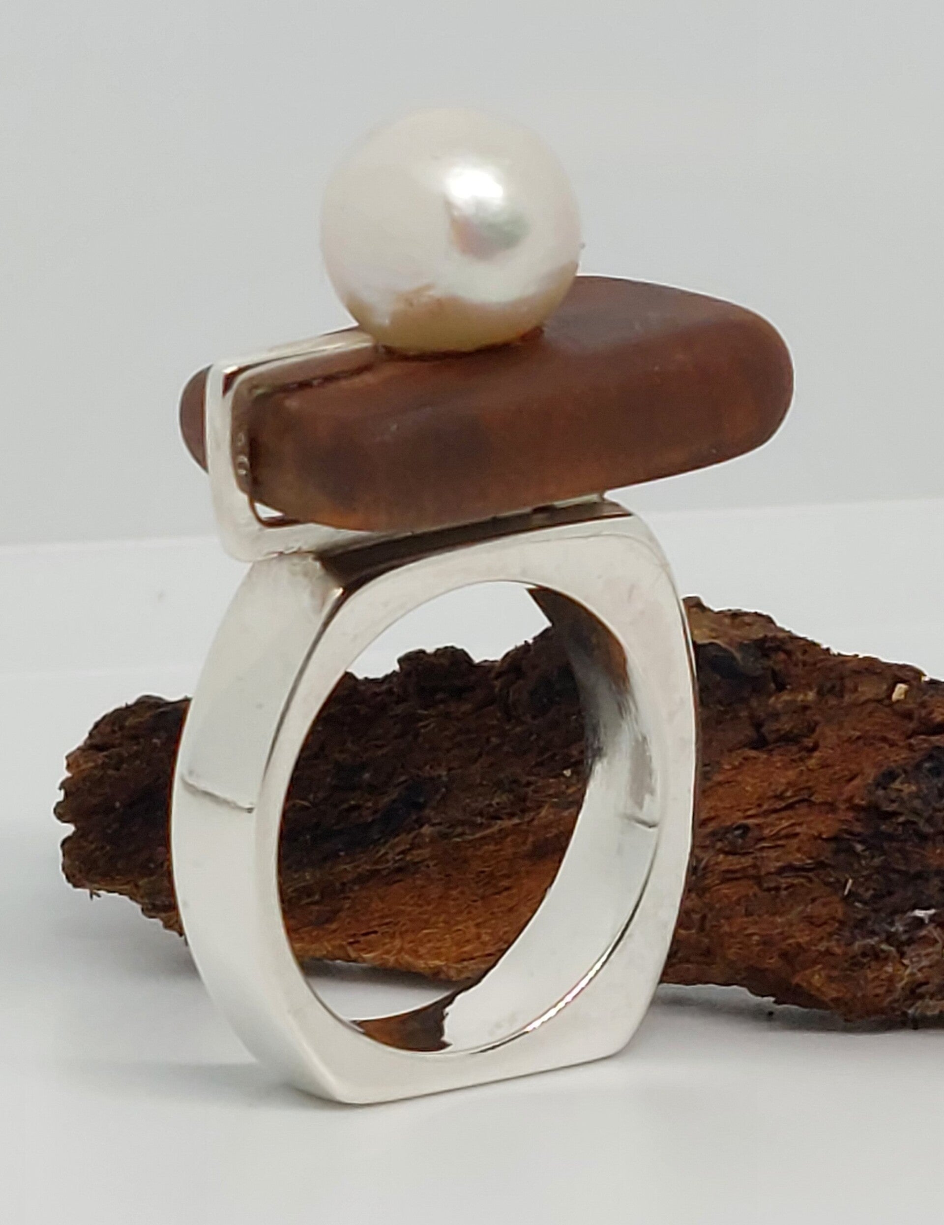 Zilveren ring met olijfhout en zoetwaterparel