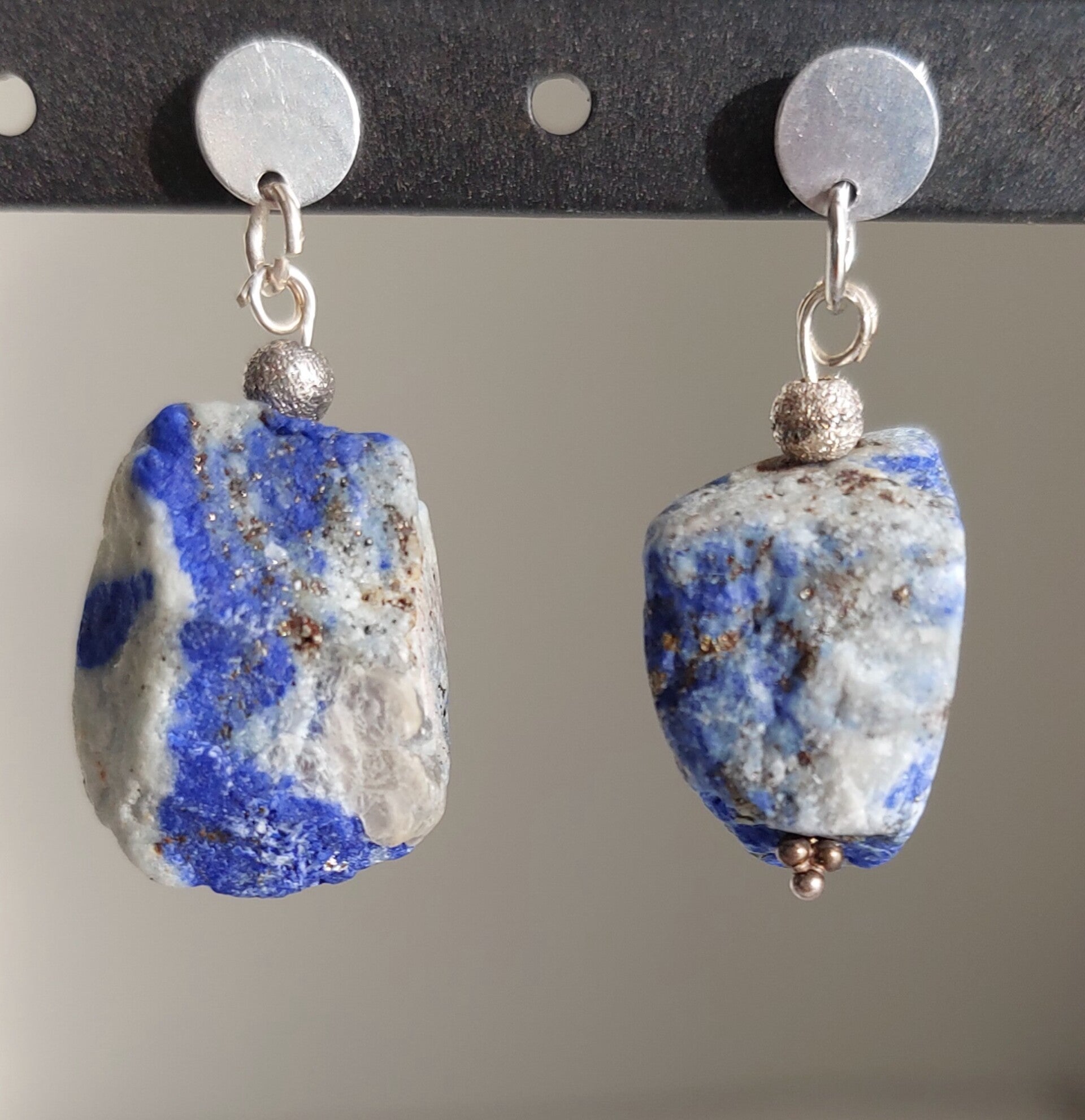 Oorstekers met ruwe lapis lazuli