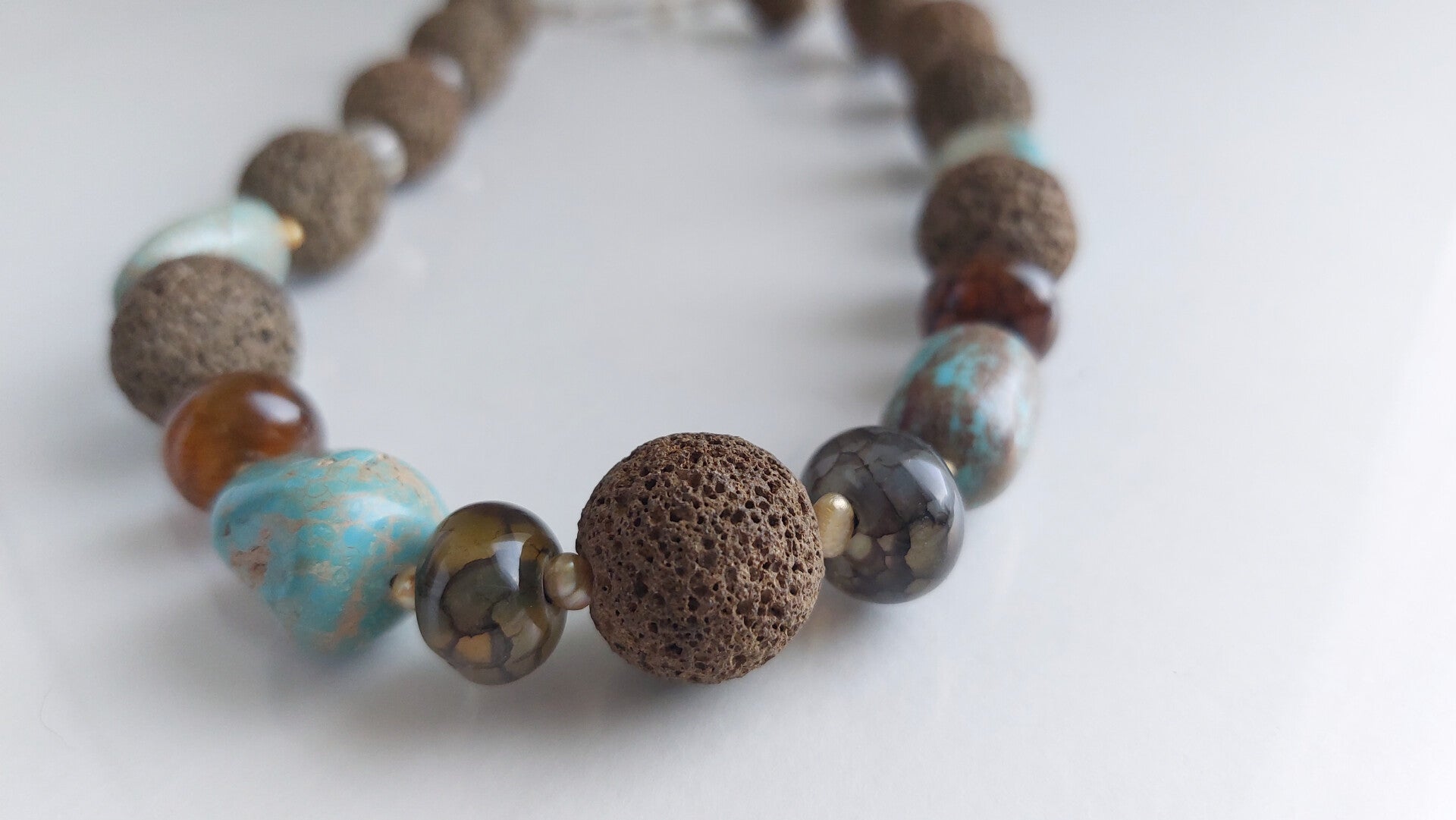 Halssnoer met natuursteen en zoetwaterparel