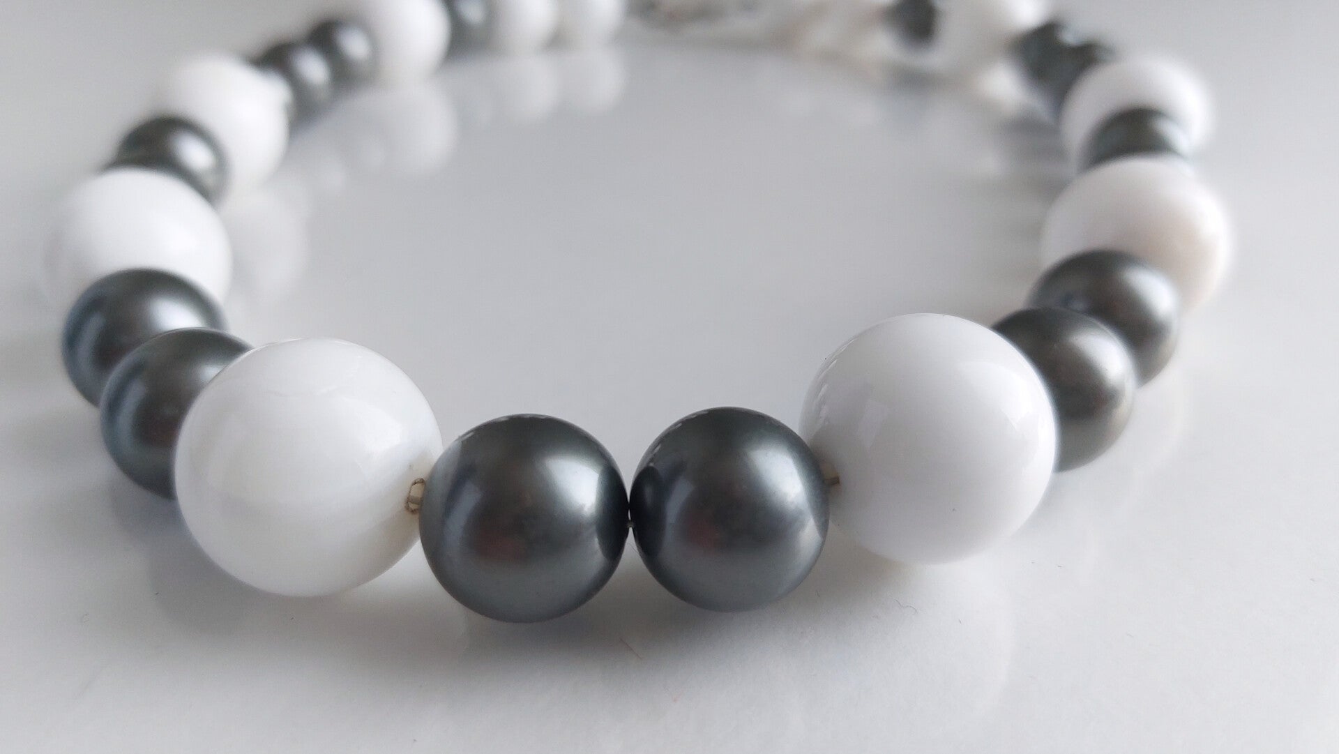 Halssnoer met parel en natuursteen