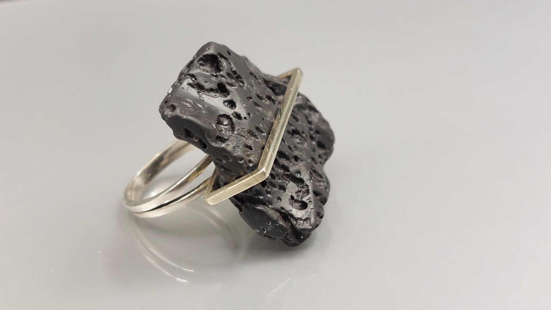 Zilveren ring met lavasteen