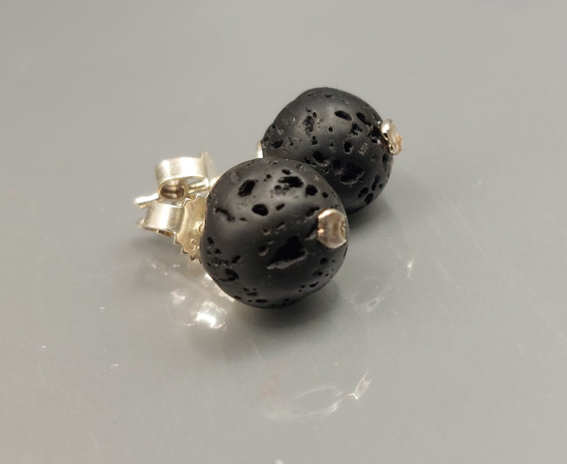 Oorstekers met lavasteen