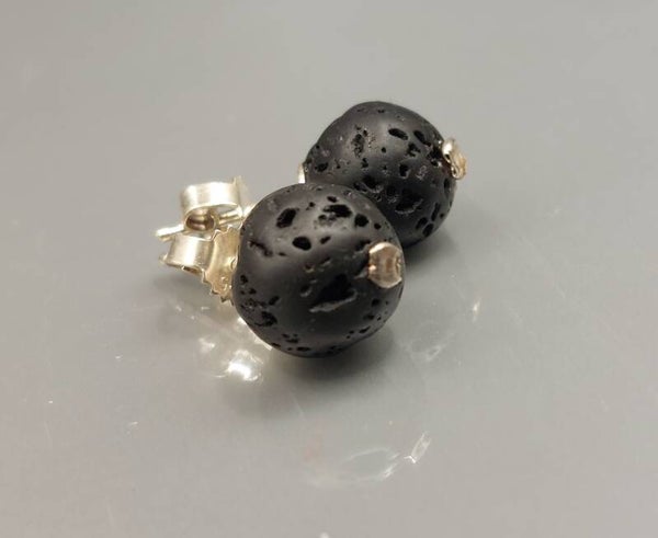 Oorstekers met lavasteen