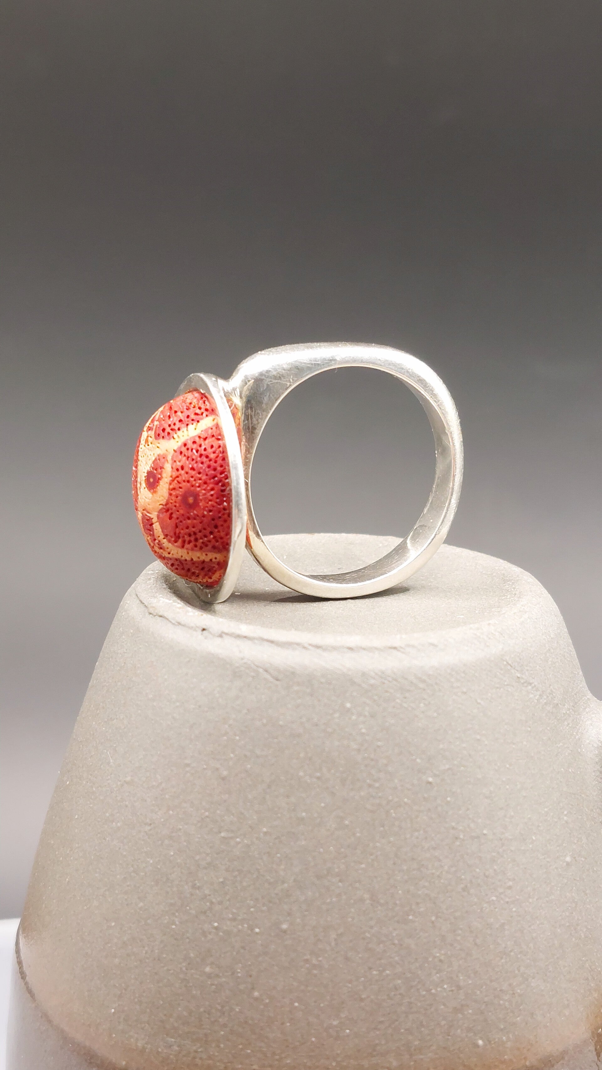 Zilveren ring met schuimkoraal