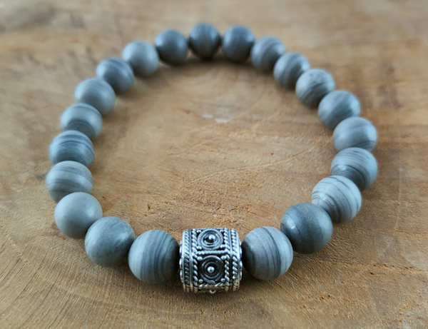 Grijze Jaspis Armband 10 mm met een hand bewerkte echt 925 zilveren kraal