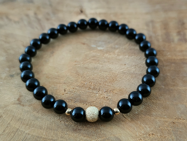 Zwarte Onyx Armband 6 mm met een 14K/20 Gold kraal en spacers