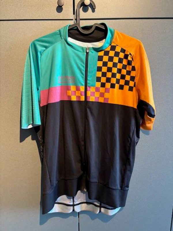 Verschillende wielertruien Bioracer