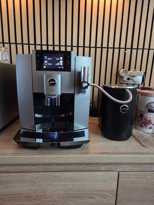 ZGAN! Jura E8 (EC) Dark Inox, van 2025 met slechts 800 Bereidingen + Jura Control Cooler 1L