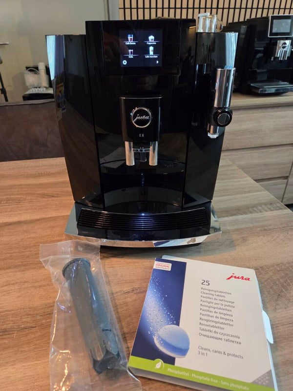 Jura E8 Piano Black Model EB 2021 Inclusief Onderhoudspakket