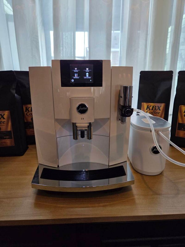 Jura E8 (EB) Piano White + Cool Control 0.6L | Bouwjaar 2021 | In Zeer Goede Staat!