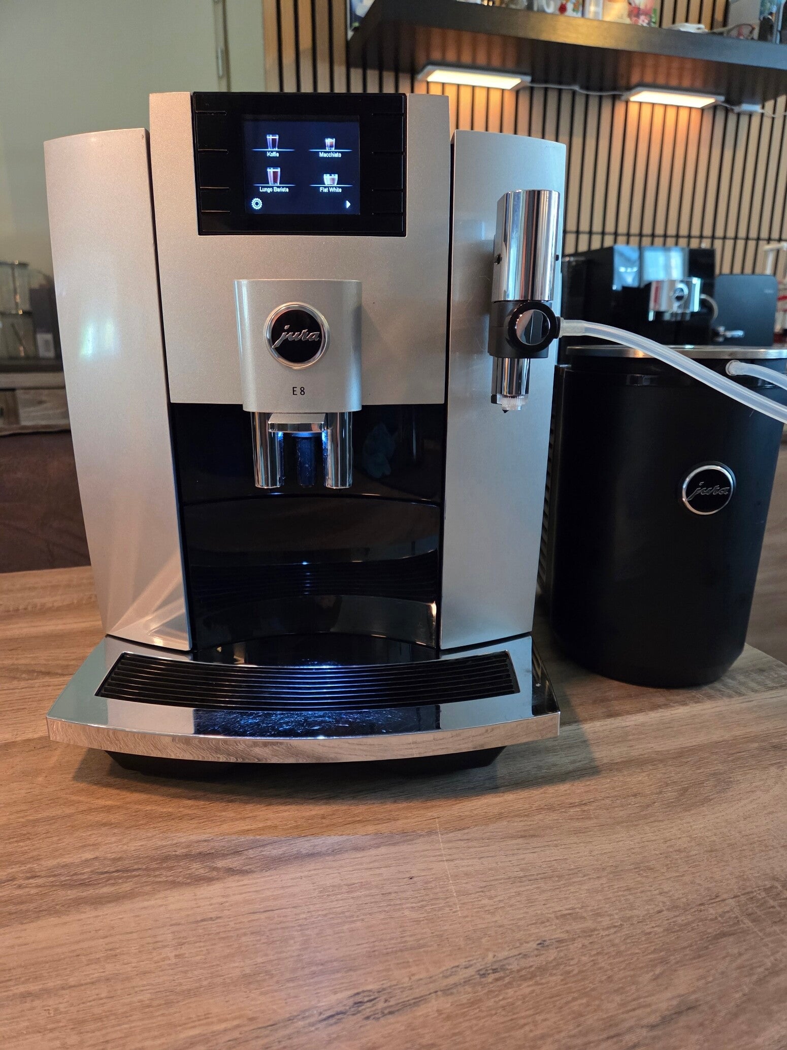 Jura E8 EB Moonlight Silver 2021 | Nette staat + Jura Cool controle 1L