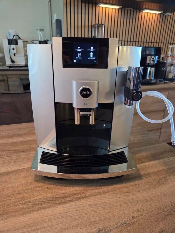 Jura E8 EB Moonlight Silver 2021. Nette staat