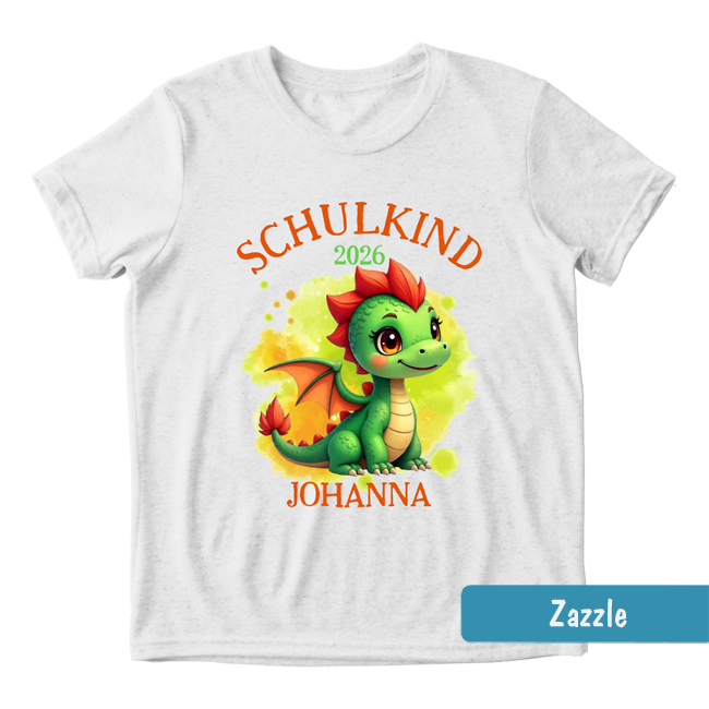 Weißes Einschulungs-Shirt mit grün-orangefarbenen Aquarell-Babydrachen & Text: Schulkind 2026 & personalisierbarer Name.