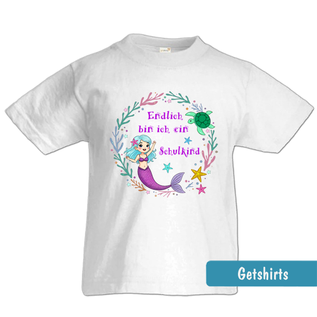 Weißes Kinder-Shirt zur Einschulung mit einer niedlichen Meerjungfrau im Blumenkranz, Schildkröte, Seesternen und dem lila Text „Endlich bin ich ein Schulkind“.