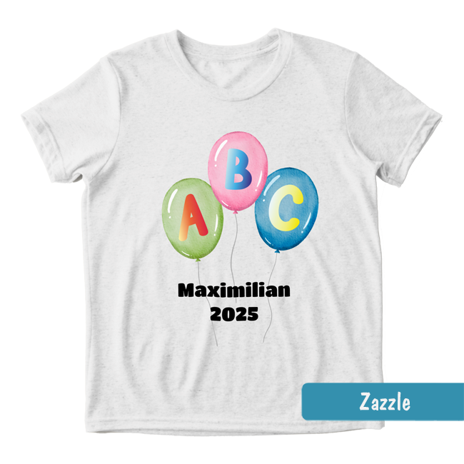 Weißes Einschulungs-Shirt mit drei bunten ABC-Luftballons, Name und Jahreszahl.