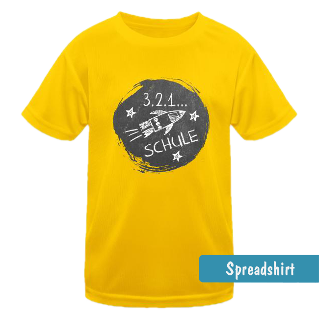 Gelbes T-Shirt mit kreisförmigem Tafel-Hintergrund, der eine fliegende Rakete und Sterne im weißen Kreidestil zeigt.