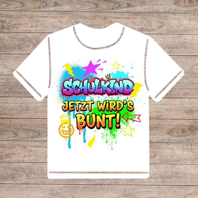 weißes Shirt mit modernen Graffiti-Schriftzug „Schulkind - jetzt wirds bunt“ in Blau und Gelb mit einem farbenfrohen Paint-Splash-Effekt für den Schulanfang.