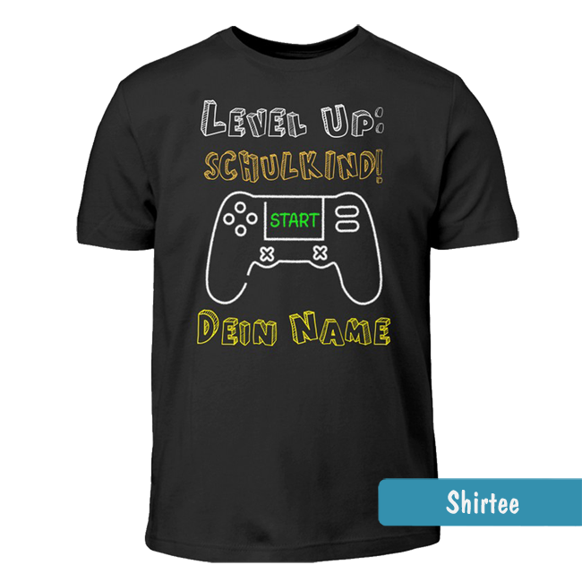 Schwarzes Kinder-T-Shirt mit einem Gaming-Motiv in weißer und gelber Kreideoptik. Oben steht „Level Up:“, darunter der Schriftzug „SCHULKIND!“. Zentral abgebildet ist ein Spiele-Controller mit einem grünen „START“-Button. Im unteren Bereich bietet der Pla