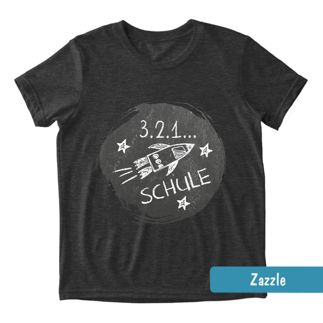 Dunkles Shirt mit Rakete, Sternen und Countdown im Kreide-Stil auf einem runden, dunklen Tafel-Hintergrund, Text: 3.2.1.Schule