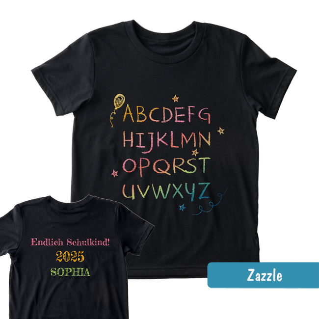 Schwarzes Schulanfang-Shirt mit buntem Kreide-Alphabet vorne. Rückseite personalisierbar mit Name & Jahreszahl.