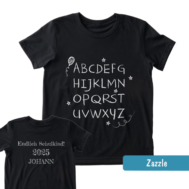 Schwarzes Schulanfang-Shirt mit weißem Kreide-Alphabet vorne. Rückseite personalisierbar mit Name & Jahreszahl.