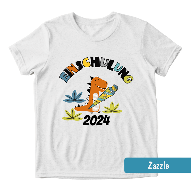 Weißes Einschulungs-Shirt mit orangefarbenem Dino, Schultüte & bunten Text: Einschulung mit personalisierbarer Jahreszahl.