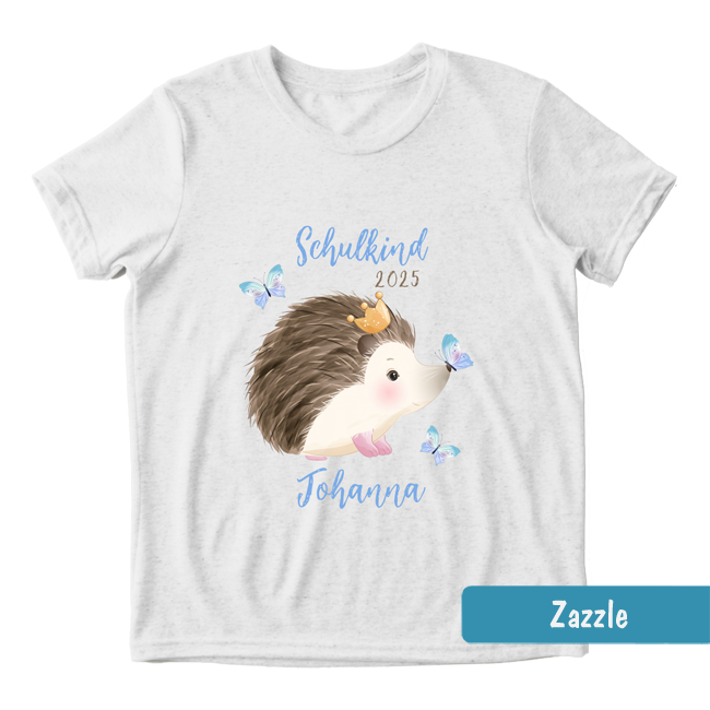 Weißes Einschulungs-Shirt mit Aquarell-Igel mit Krone, blauen Schmetterlingen & Text: Schulkind und personalisierbarer Name.