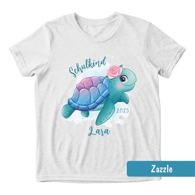 Weißes Einschulungs-Shirt mit niedlicher Aquarell-Schildkröte mit Rosa Blume & Text: Schulkind, Jahreszahl und Name.