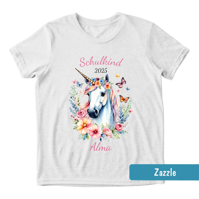 Weißes Einschulungs-Shirt mit weißem Einhorn, Blumenkranz, Schmetterlingen & Text: Schulkind, Jahreszahl und Name.