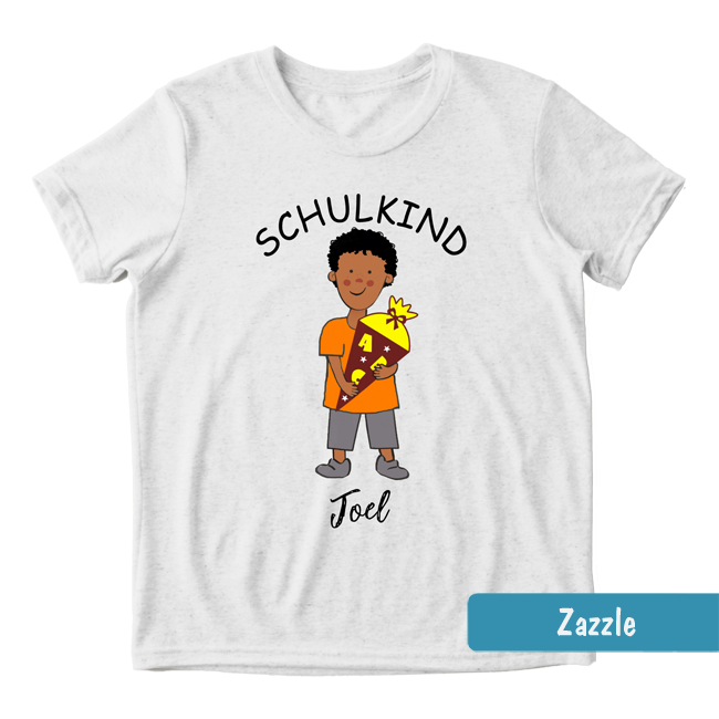 Weißes Einschulungs-Shirt mit dunkelhäutigem Jungen, Schultüte & Text: Schulkind mit personalisierbarem Namen. 
