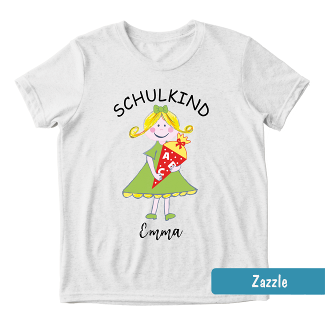 Weißes Einschulungs-Shirt mit blondem Mädchen im grünen Kleid, Schultüte & Text: Schulkind mit personalisierbarem Namen.