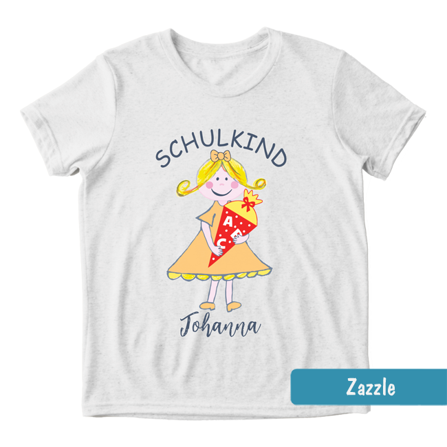 Weißes Shirt mit blondem Mädchen im orangefarbenen Kleid, Schultüte & Text: Schulkind mit personalisierbarem Namen.