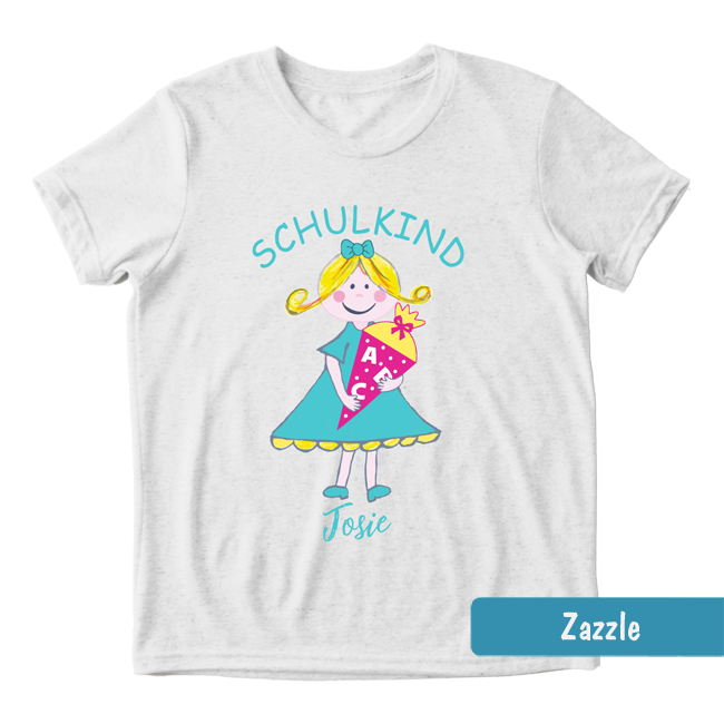 Weißes Einschulungs-Shirt mit blondem Mädchen im türkisen Kleid, Schultüte & Text: Schulkind mit personalisierbarem Namen.