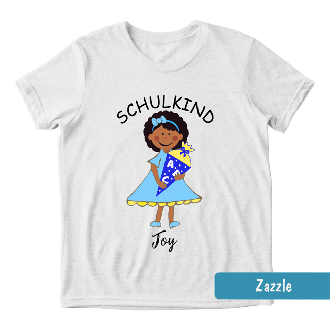 Weißes Shirt mit dunkelhäutigem Mädchen im blauen Kleid, Schultüte & Text: Schulkind mit personalisierbarem Namen.