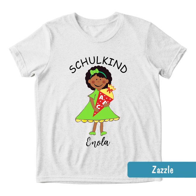 Weißes Shirt mit dunkelhäutigem Mädchen im grünen Kleid, Schultüte & Text: Schulkind mit personalisierbarem Namen.