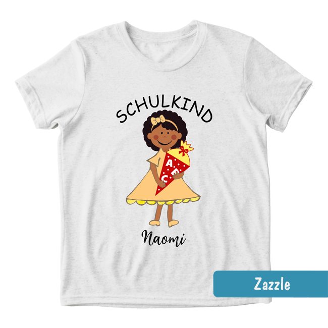 Weißes Shirt mit dunkelhäutigem Mädchen im orangefarbenen Kleid, Schultüte & Text: Schulkind mit personalisierbarem Namen.