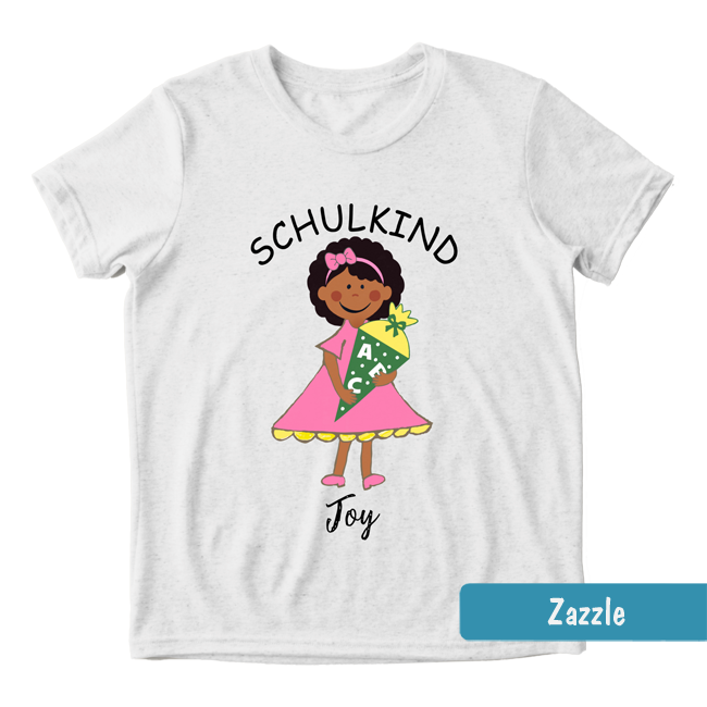Weißes Shirt mit dunkelhäutigem Mädchen im rosa Kleid, Schultüte & Text: Schulkind mit personalisierbarem Namen.