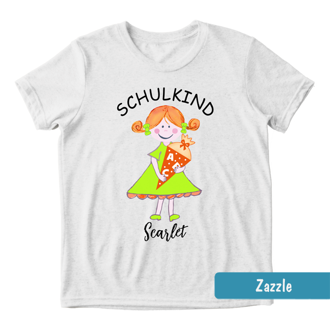 Weißes Einschulungs-Shirt mit rothaarigem Mädchen im grünen Kleid, Schultüte & Text: Schulkind mit personalisierbarem Namen.