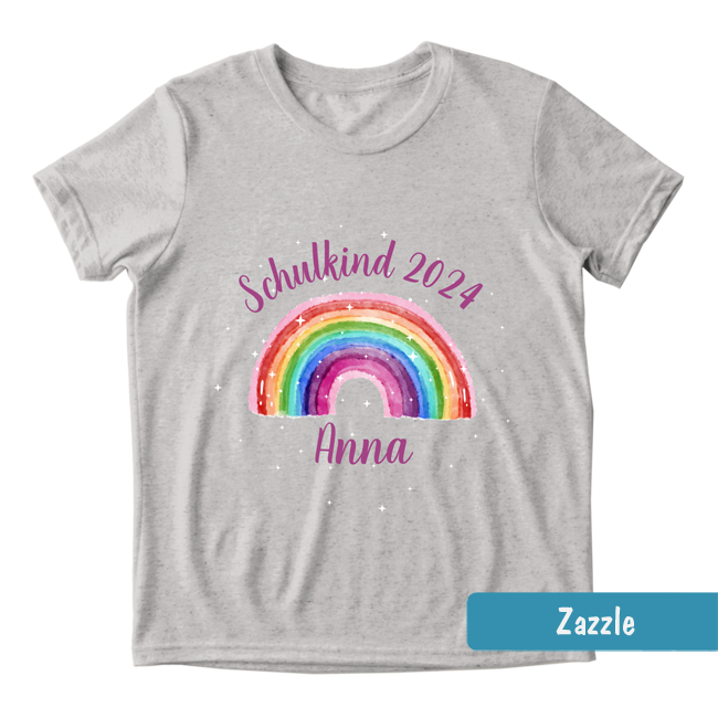 Graues Einschulungs-Shirt mit buntem Regenbogen, weißen Sternchen & Text: Schulkind mit personalisierbarer Jahreszahl.