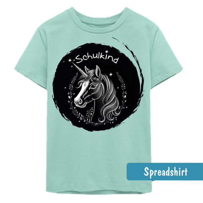 mintgrünes Einschulungs T-Shirt für Mädchen mit weißem Einhorn Kopf und Sternchen im Kreidedesign auf schwarzer runder Fläche