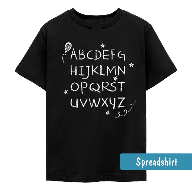 Schwarzes Kinder-T-Shirt mit dem kompletten Alphabet in handgeschriebener weißer Kreideoptik, dekoriert mit kleinen Sternen und einem Luftballon.