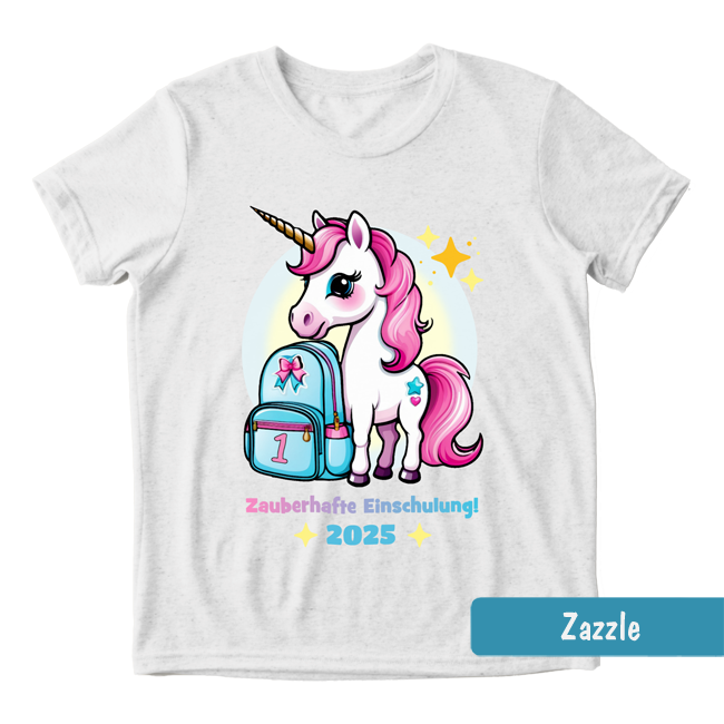 Weißes Einschulungs-Shirt mit Einhorn, blauem Schulranzen & Text: Zauberhafte Einschulung & personalisierbare Jahreszahl.